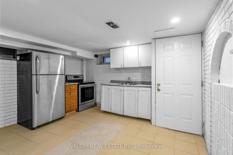 Photo 18 at 1060 Dundas Street W, Bellwoods, Toronto