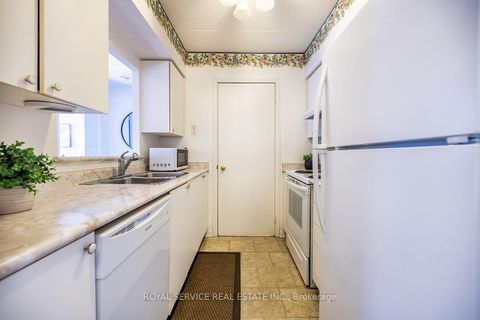 Photo 3 at 208 - 95 Wellington Street, Bowmanville, Clarington