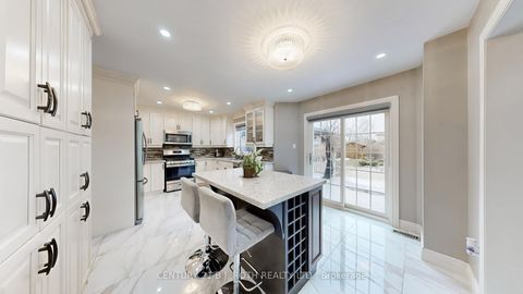 Photo 5 at 14 Round Leaf Court, Holly, Barrie