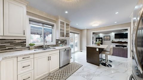 Photo 6 at 14 Round Leaf Court, Holly, Barrie