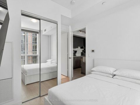 Photo 12 at 905 - 1 Yorkville Avenue, Annex, Toronto