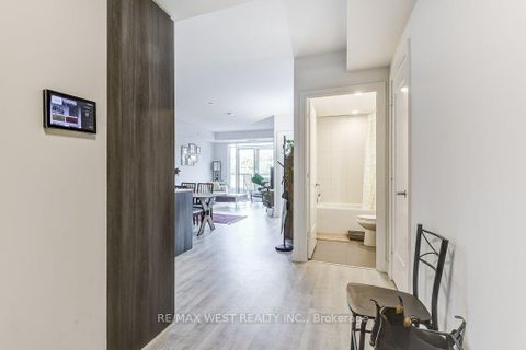 Photo 7 at 543 - 20 Inn On The Park Drive, Don Mills, Toronto