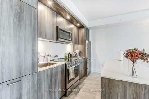 Photo 11 at 543 - 20 Inn On The Park Drive, Don Mills, Toronto