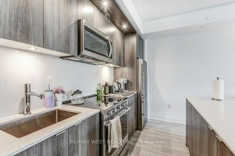 Photo 12 at 543 - 20 Inn On The Park Drive, Don Mills, Toronto