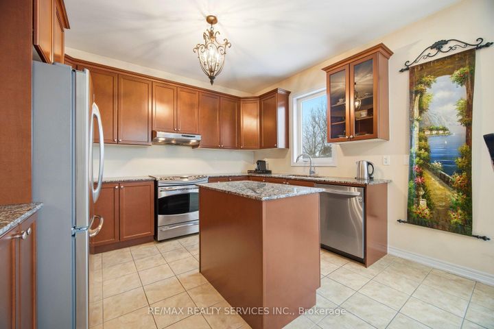 Photo 8 at 17 ISLAND Grove, Credit Valley, Brampton