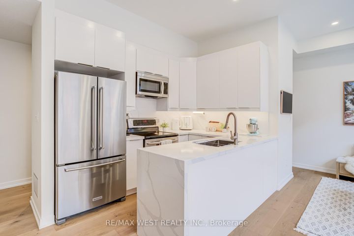 Photo 5 at 3 - 1396 Bloor Street W, Junction, Toronto