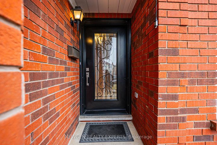 Photo 3 at 30 Adirondack Crescent, Wellington, Brampton