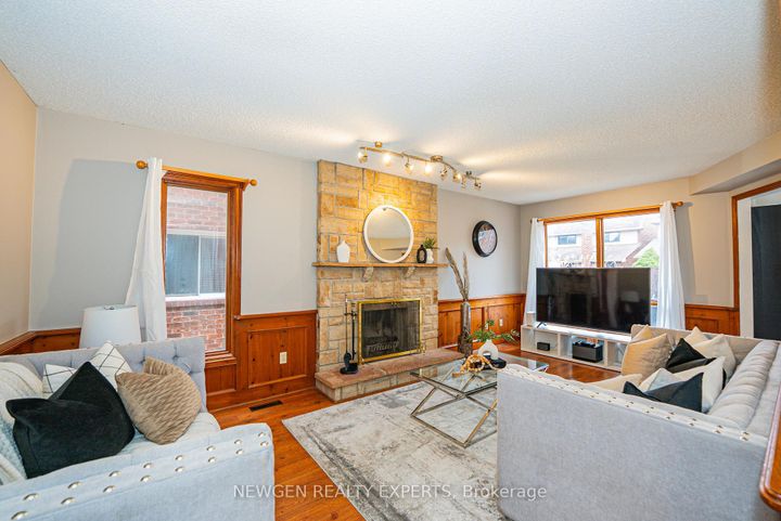 Photo 8 at 30 Adirondack Crescent, Wellington, Brampton