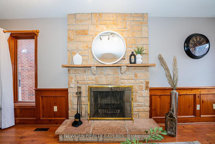 Photo 11 at 30 Adirondack Crescent, Wellington, Brampton