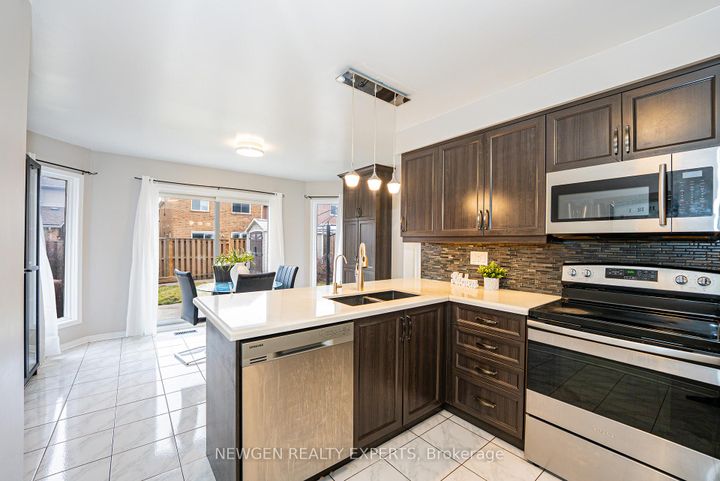 Photo 12 at 30 Adirondack Crescent, Wellington, Brampton
