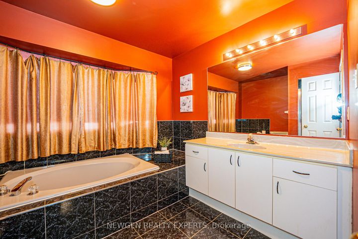 Photo 24 at 30 Adirondack Crescent, Wellington, Brampton