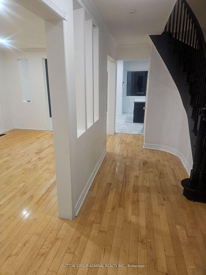 Photo 2 at 32 Magani Drive, Bradford, Bradford West Gwillimbury