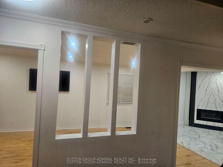 Photo 3 at 32 Magani Drive, Bradford, Bradford West Gwillimbury