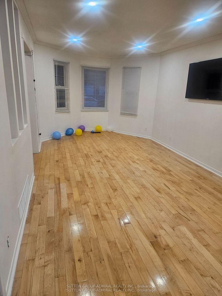 Photo 4 at 32 Magani Drive, Bradford, Bradford West Gwillimbury