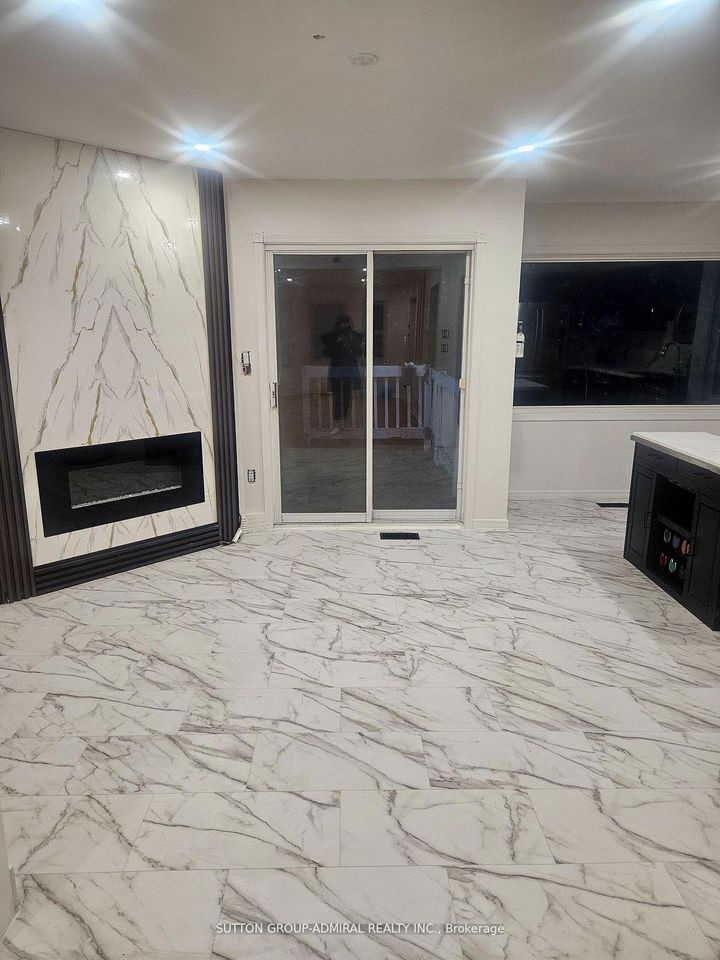 Photo 5 at 32 Magani Drive, Bradford, Bradford West Gwillimbury