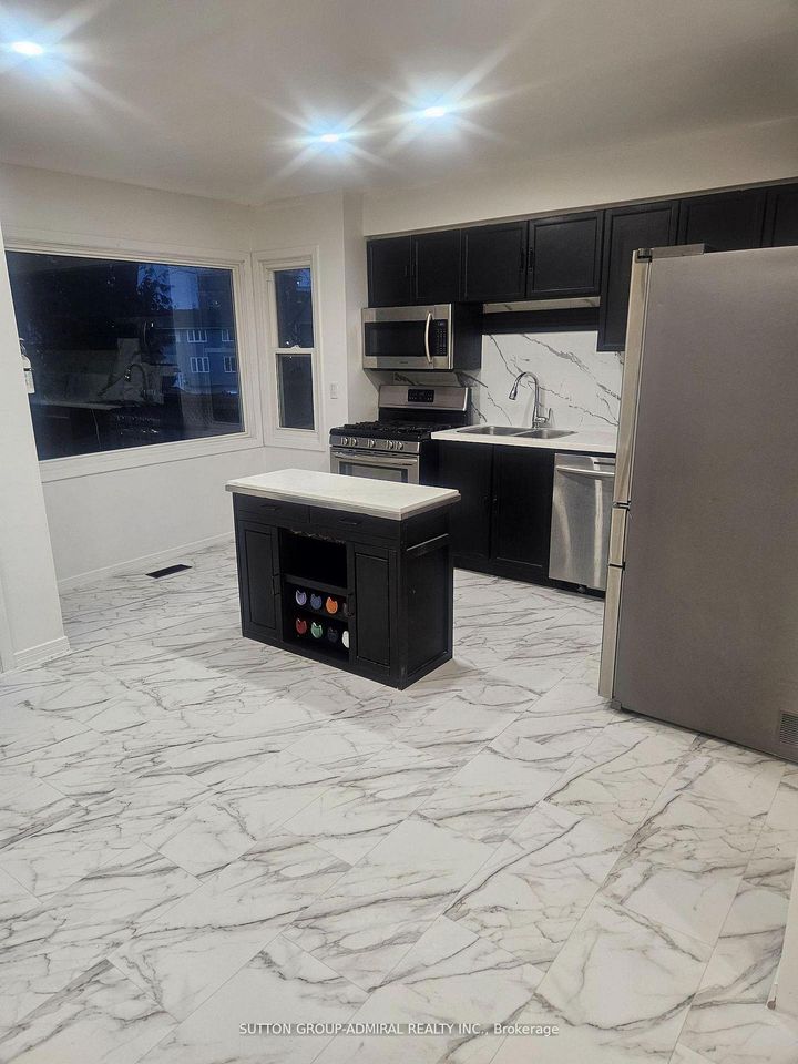 Photo 6 at 32 Magani Drive, Bradford, Bradford West Gwillimbury