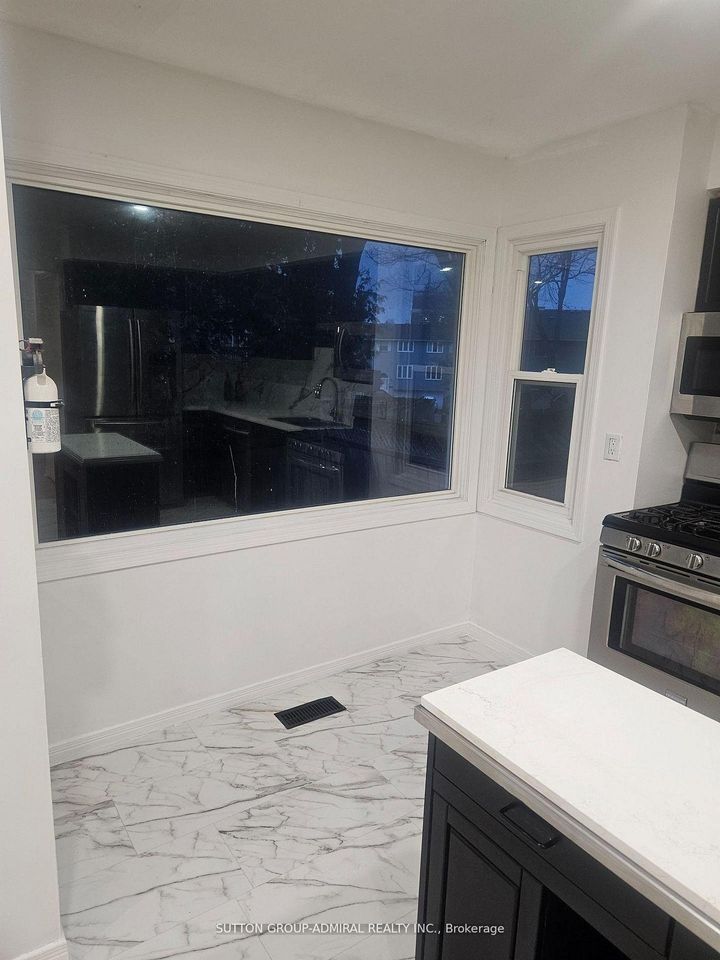 Photo 8 at 32 Magani Drive, Bradford, Bradford West Gwillimbury