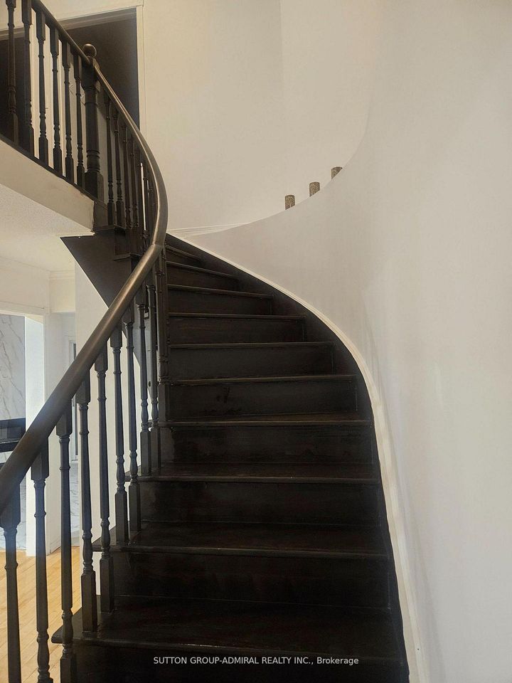 Photo 9 at 32 Magani Drive, Bradford, Bradford West Gwillimbury