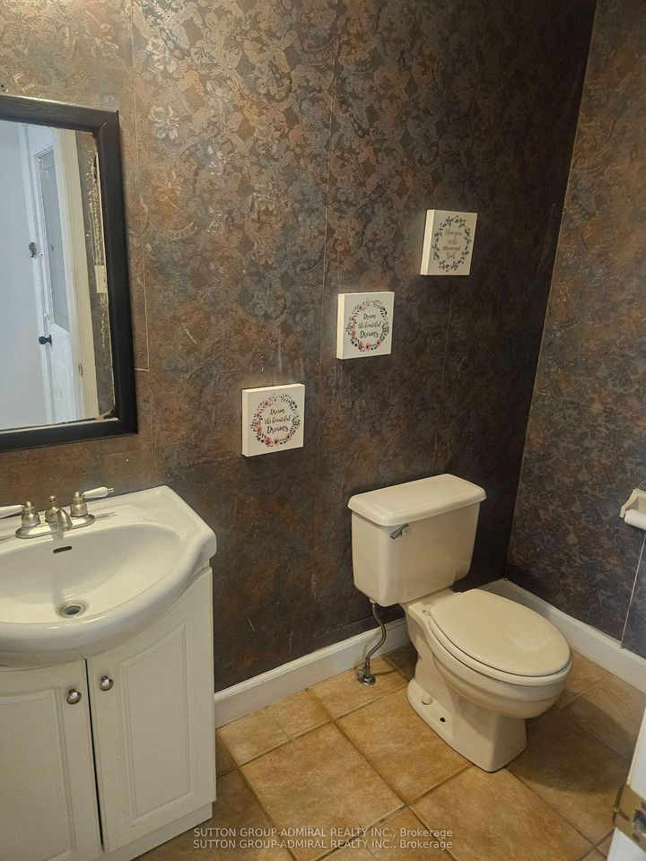 Photo 10 at 32 Magani Drive, Bradford, Bradford West Gwillimbury