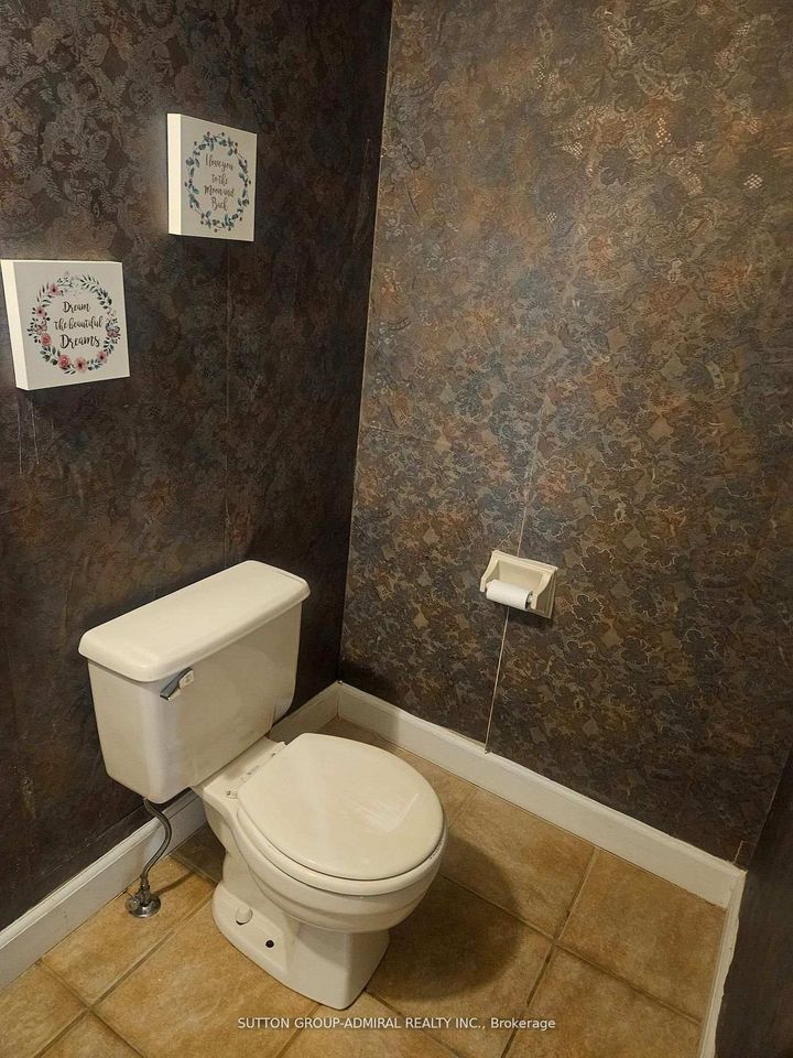 Photo 11 at 32 Magani Drive, Bradford, Bradford West Gwillimbury