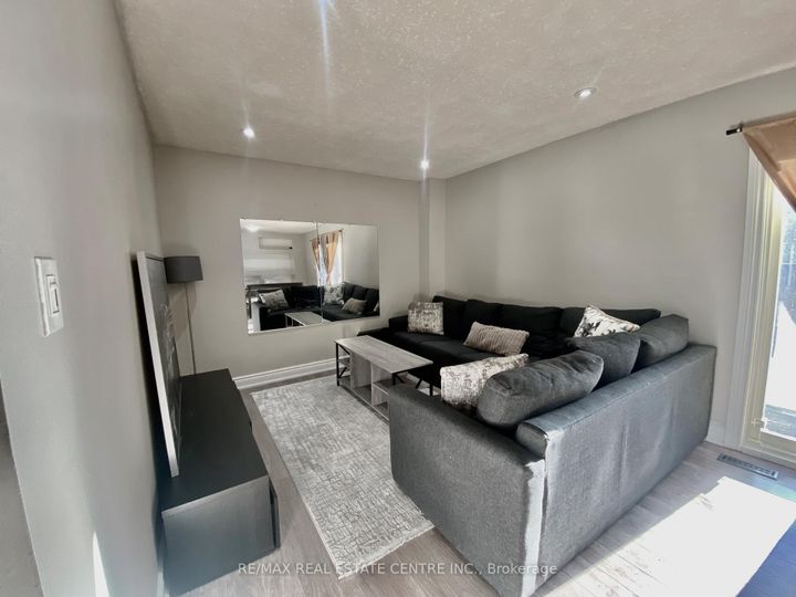 Photo 2 at 17 - 2755 Windwood Drive, Meadowvale, Mississauga