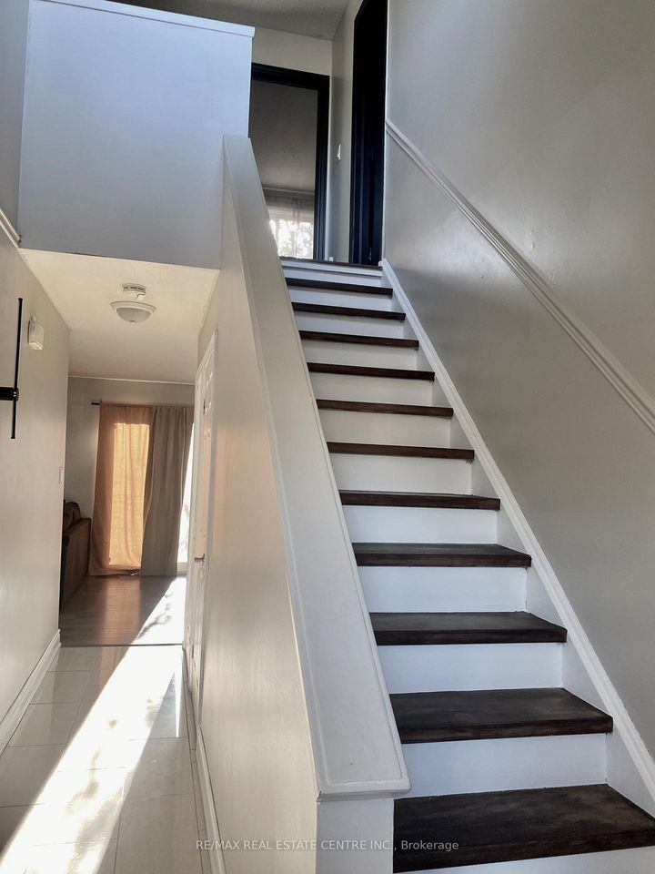 Photo 5 at 17 - 2755 Windwood Drive, Meadowvale, Mississauga