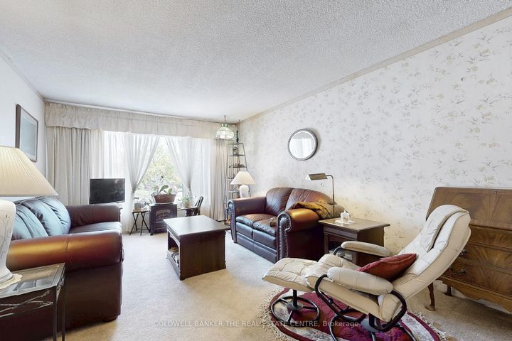 Photo 2 at 122 Valleyview Crescent W, Bradford, Bradford West Gwillimbury