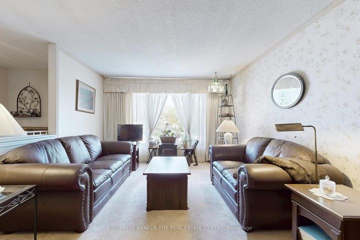 Photo 3 at 122 Valleyview Crescent W, Bradford, Bradford West Gwillimbury