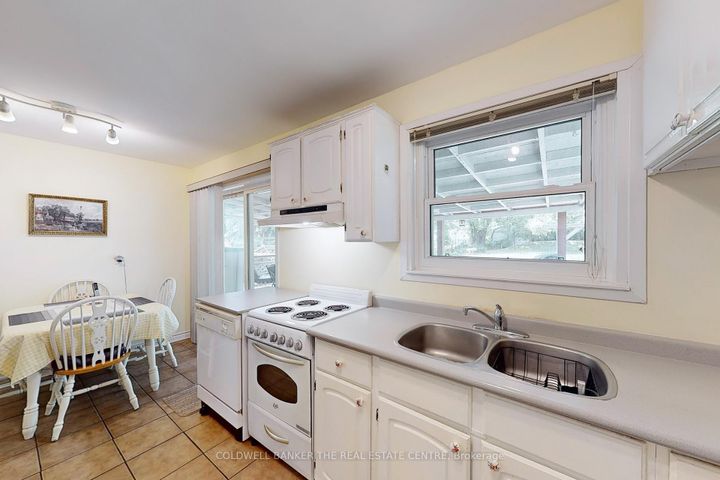 Photo 6 at 122 Valleyview Crescent W, Bradford, Bradford West Gwillimbury