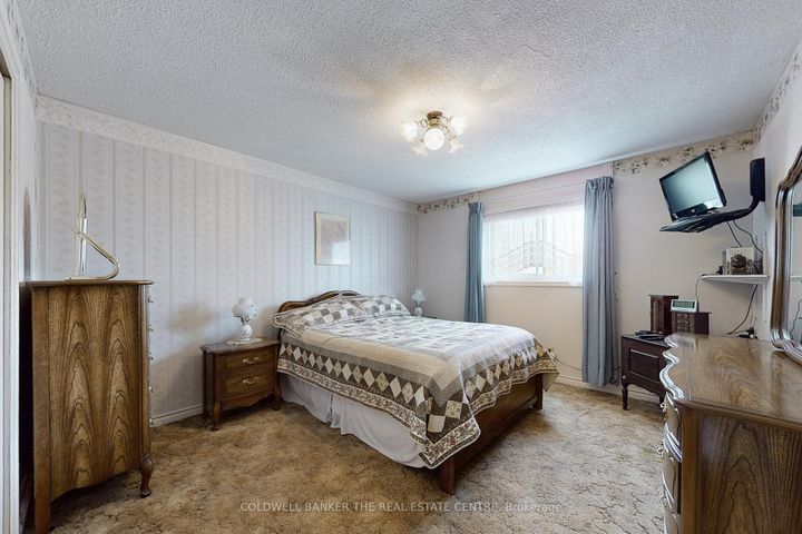 Photo 8 at 122 Valleyview Crescent W, Bradford, Bradford West Gwillimbury