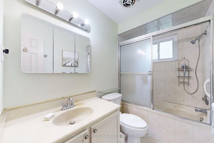 Photo 11 at 122 Valleyview Crescent W, Bradford, Bradford West Gwillimbury