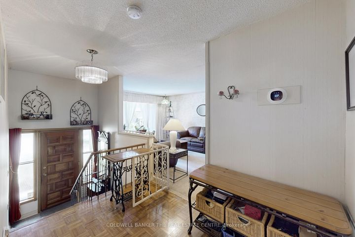 Photo 12 at 122 Valleyview Crescent W, Bradford, Bradford West Gwillimbury