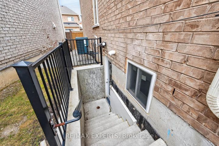 Photo 27 at 31 Gillis Road, Northwest Brampton, Brampton