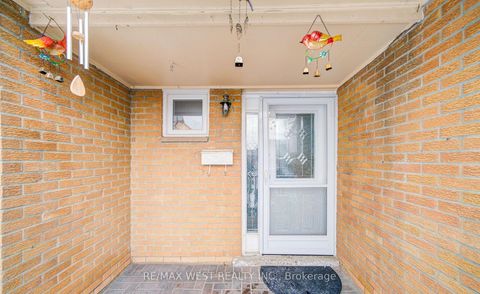 Photo 3 at 71 - 3525 Brandon Gate Drive, Malton, Mississauga