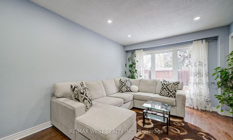 Photo 7 at 71 - 3525 Brandon Gate Drive, Malton, Mississauga