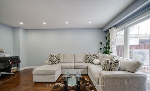 Photo 8 at 71 - 3525 Brandon Gate Drive, Malton, Mississauga