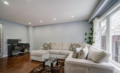Photo 9 at 71 - 3525 Brandon Gate Drive, Malton, Mississauga