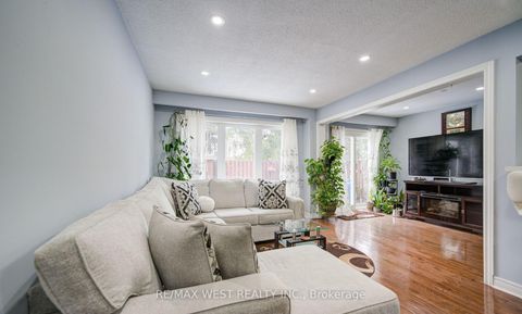 Photo 10 at 71 - 3525 Brandon Gate Drive, Malton, Mississauga