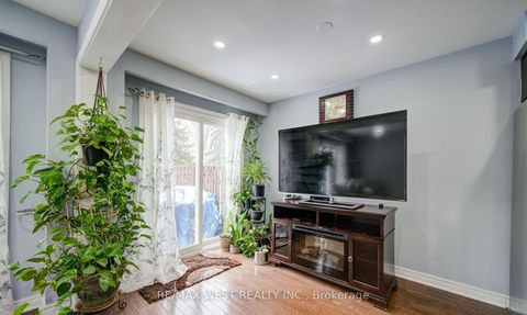 Photo 11 at 71 - 3525 Brandon Gate Drive, Malton, Mississauga