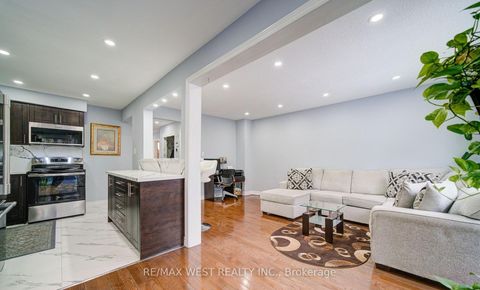 Photo 12 at 71 - 3525 Brandon Gate Drive, Malton, Mississauga