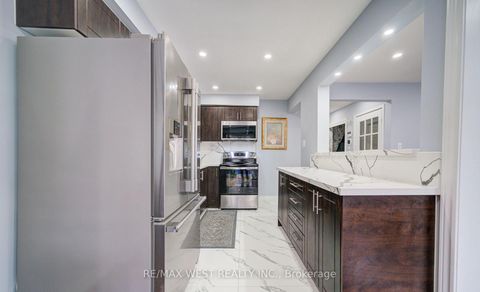 Photo 13 at 71 - 3525 Brandon Gate Drive, Malton, Mississauga