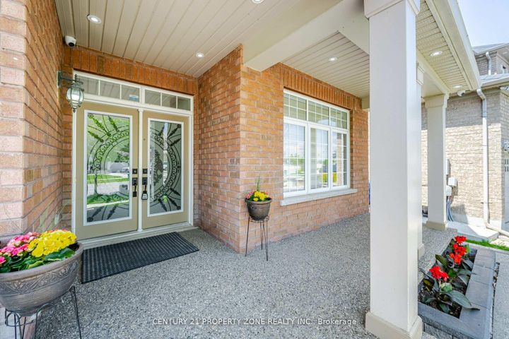 Photo 3 at 8 Teal Crest Circle, Credit Valley, Brampton