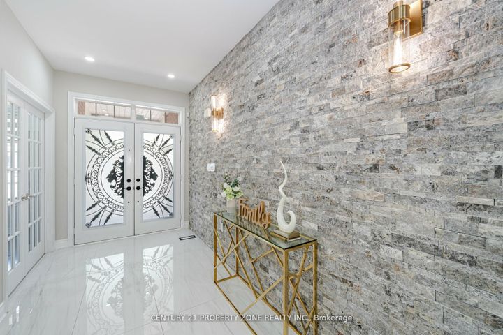 Photo 4 at 8 Teal Crest Circle, Credit Valley, Brampton