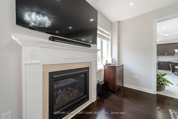 Photo 14 at 8 Teal Crest Circle, Credit Valley, Brampton