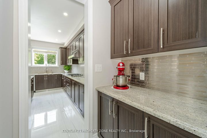 Photo 22 at 8 Teal Crest Circle, Credit Valley, Brampton