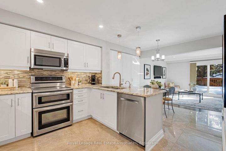 Photo 7 at 14 - 1905 Broad Hollow Gate, Erin Mills, Mississauga