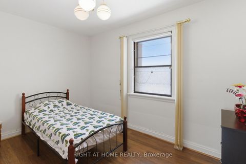 Photo 10 at 53 Tavistock Road, CFB, Toronto