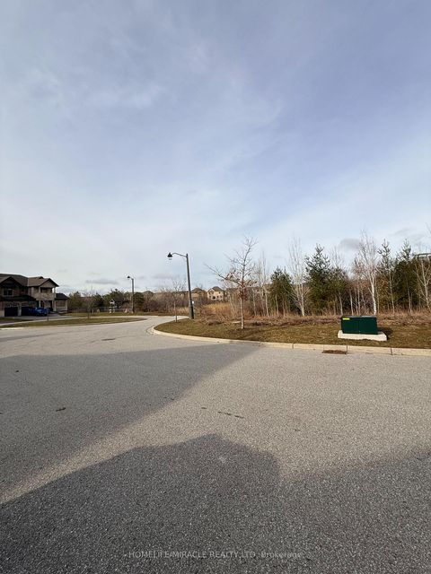 Photo 4 at 300 Symington Court, Windfields, Oshawa