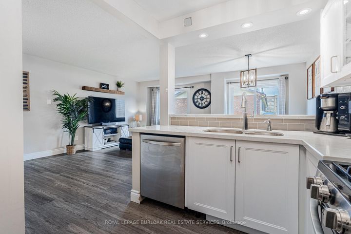 Photo 5 at 43 - 2065 Amherst Heights Court, Mountainside, Burlington