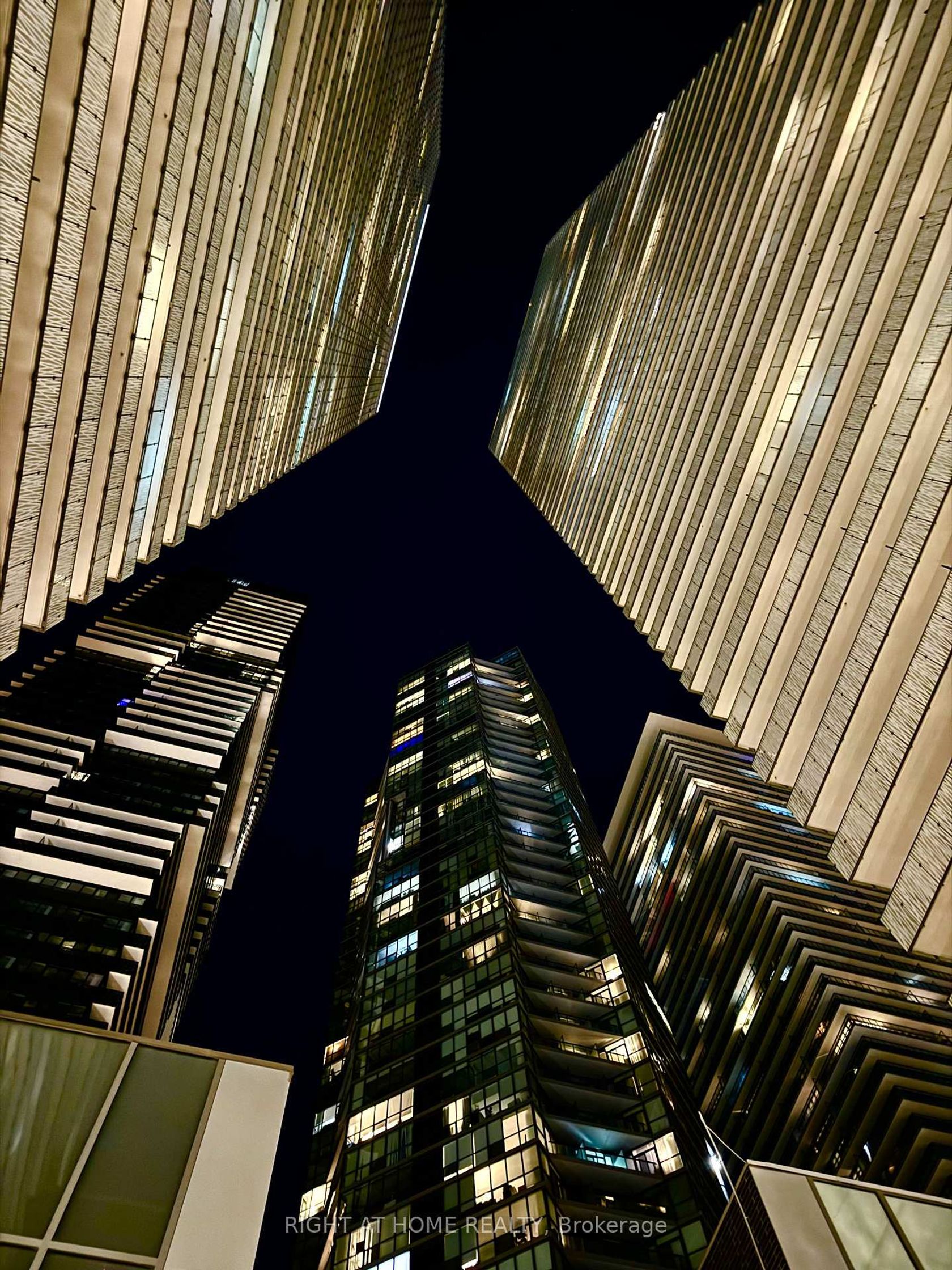 2206 - 42 Charles Street E, Yonge Corridor, Toronto by Loree Meneguzzi Real Estate 2206 - 42 Charles Street E, Yonge Corridor, Toronto